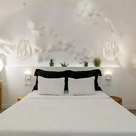 Theano Cave & 4*